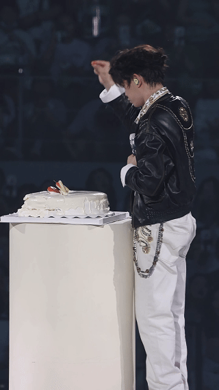 丁禹兮演唱会分生日蛋糕丁禹兮真的是真诚又浪漫啊给我们分生日蛋糕，而且这个伴手礼还