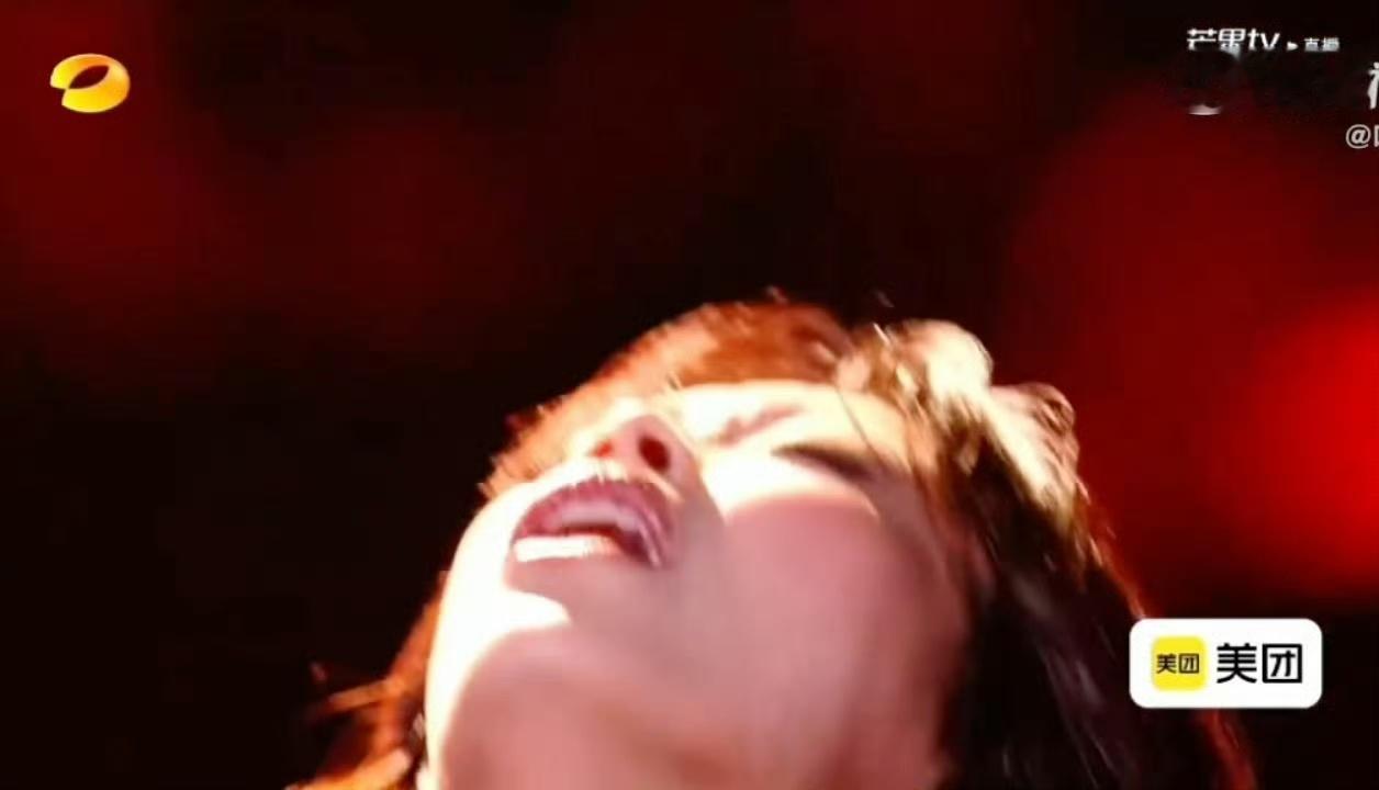 万妮达歌手淘汰后现身芒果演唱会歌手2026不少网友感慨万妮达超强的事业节奏，歌手