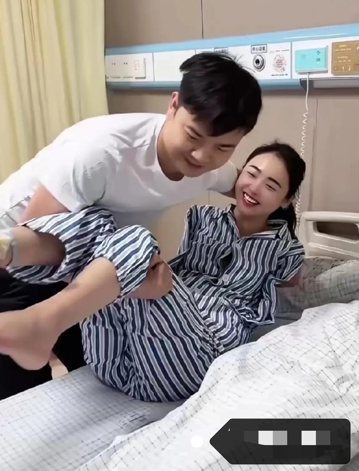 泪目啦！！！！！
无臂天使杨佩终于找了一个疼她的老公了，去看病都是她的老公抱着她