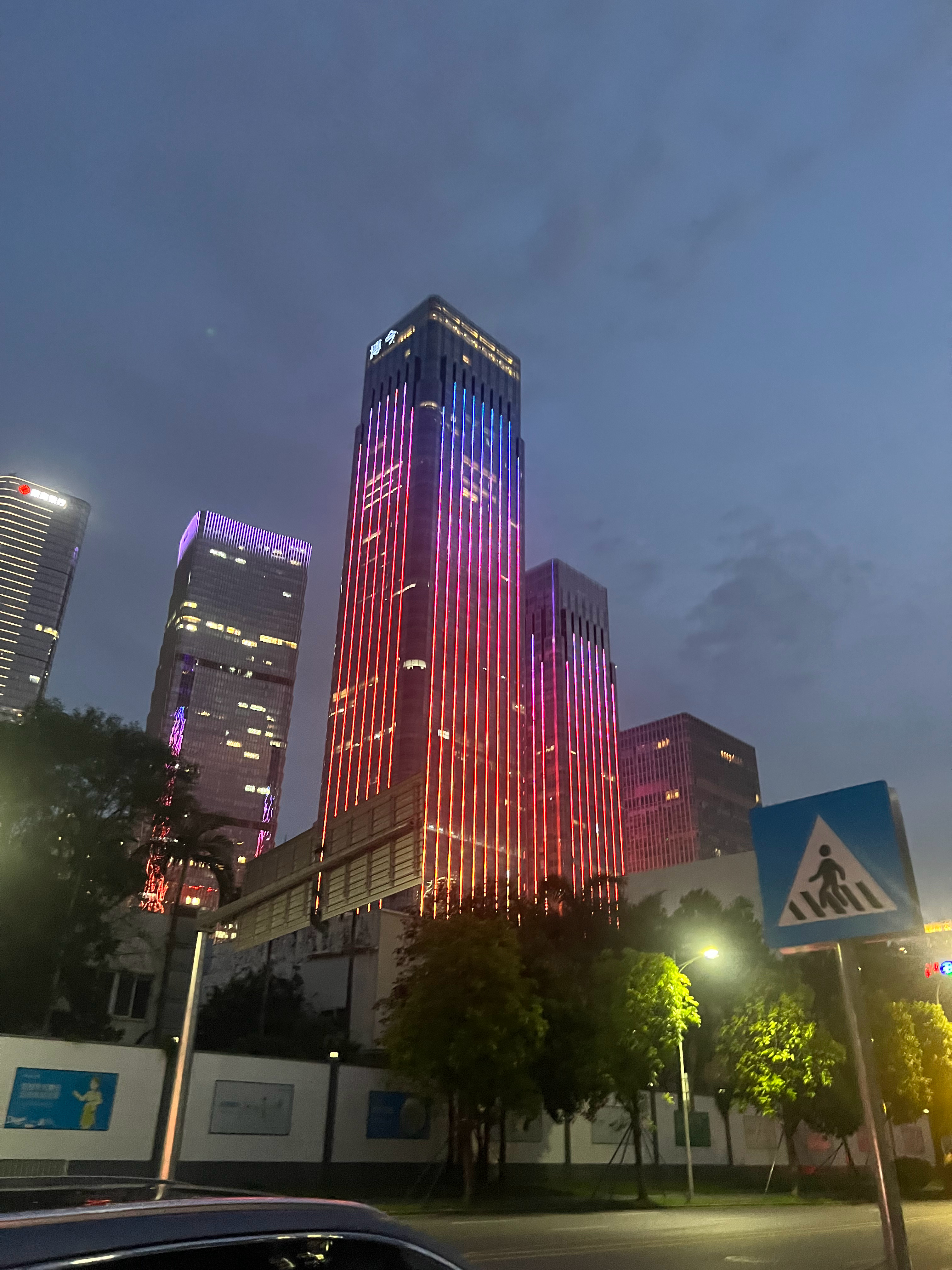 一座城市的魅力，从来不在于林立的高楼与繁华的街道，而在于游走在其中的人，以及人与