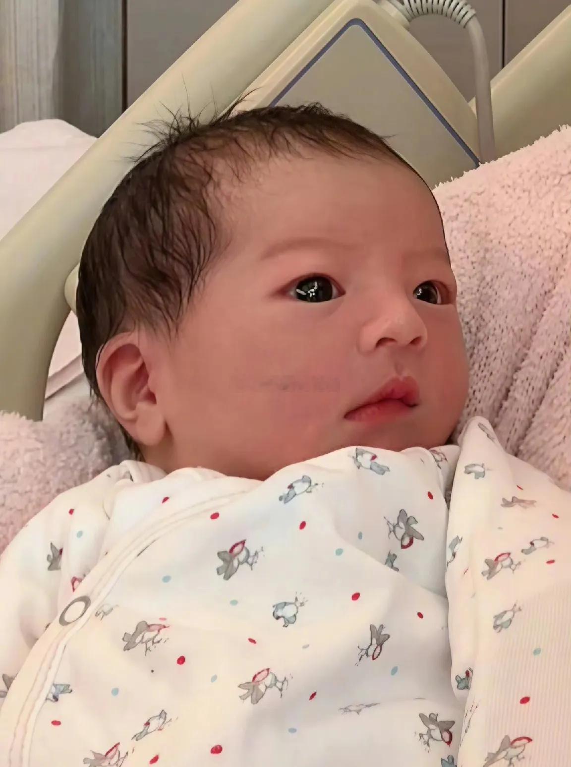 郭富城女儿刚出生就火了，原因就是颜值太高了，看来方媛真的没有整容，不然生不出来这