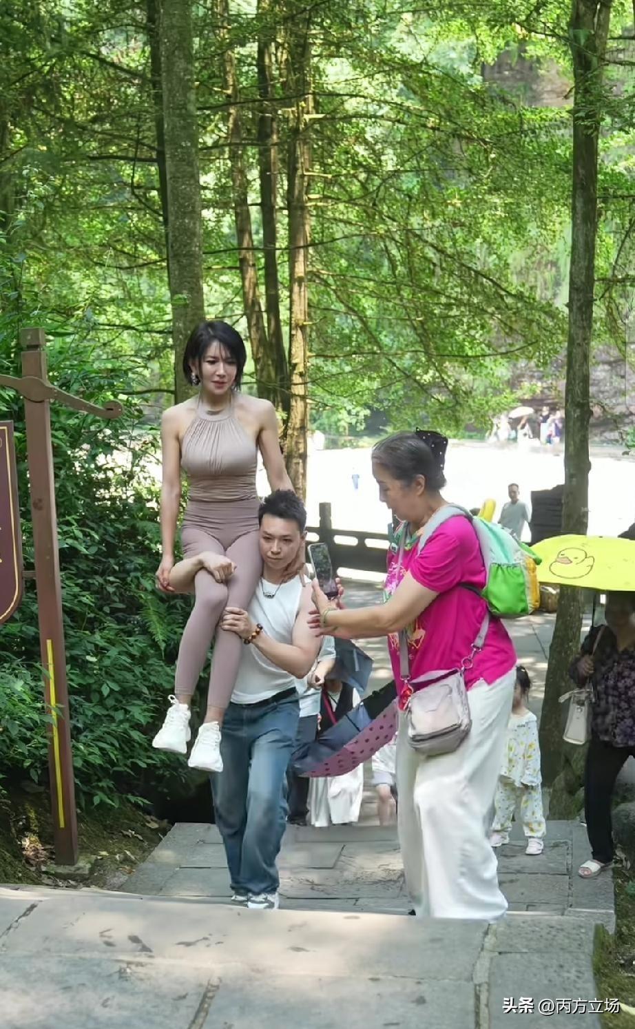 庞麦郎绯闻女友龚玥菲与轻功水上漂宝娃情龙越来越亲密了，爬峨眉山采用肩膀抗着走，龚