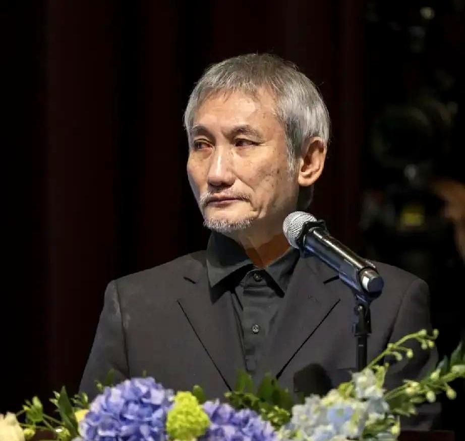 见过一个七十多岁、平时在片场呼风唤雨的大导演，在空荡荡的屋子里缩成一团，哭得像个
