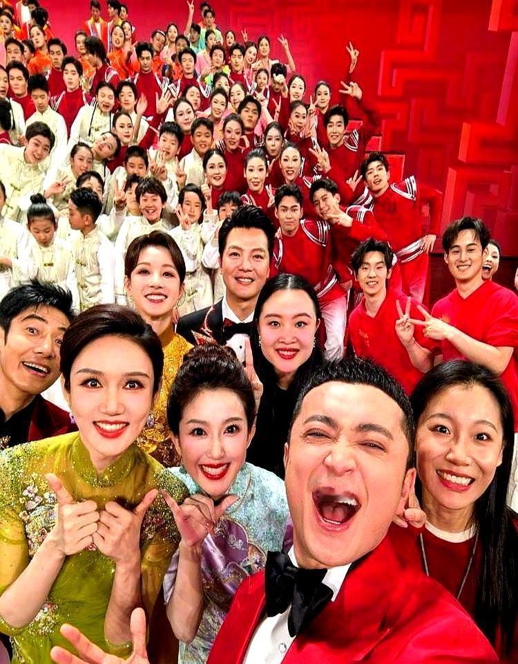 刚说完“再见”，春晚主持龙洋转身冲进后台，哭了。
 
她摘耳麦的手都在抖，整个人