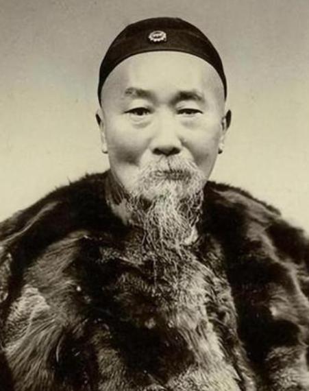 康有为、梁启超逃走后，慈禧震怒，命令李鸿章把康、梁的祖坟给掘了！
那天是在秋天快