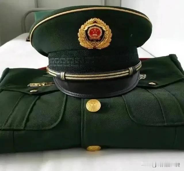 “退役”和“退伍”虽只差一字，却天差地别。退伍的义务兵，两年期满，部队叠好被子，