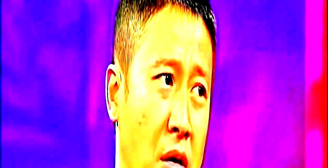 身家过亿，蹲在老家街边嗦面条。
 

视频里，他就坐在小饭店门口的矮凳上，一手端