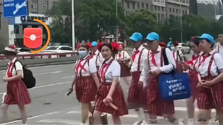 当你从他们身边走过时，一股满满的正能量扑面而来呀！这些人年轻时候讲究的是“斗”，