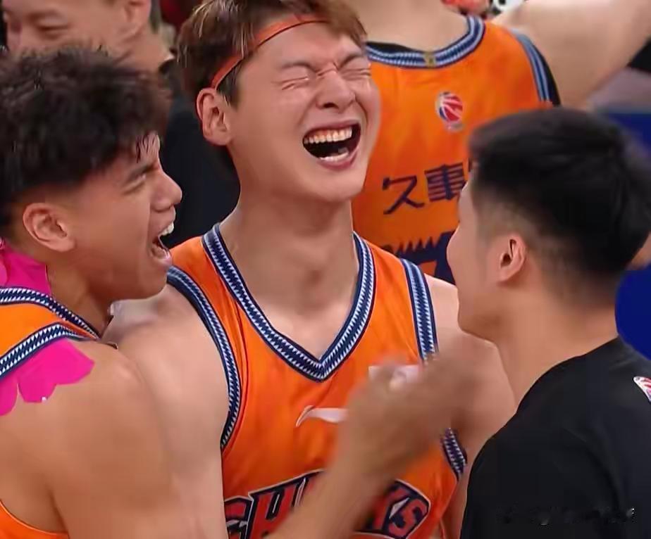 夺冠了！上海103-82大胜广厦，这五位是赢球功臣！！
 
1.王哲林:重回巅峰