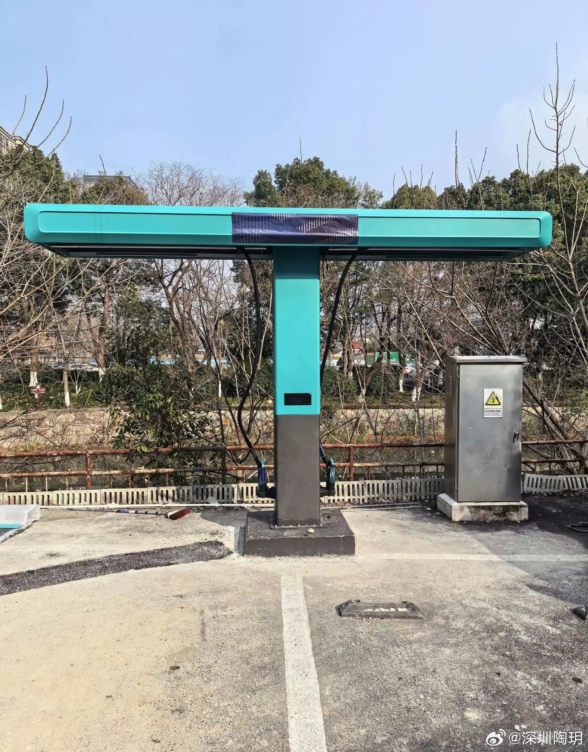 硬核闪充技术树立行业新标杆！有龙岗网友爆料说家附近就有装机，跑过去一看充电口是朝