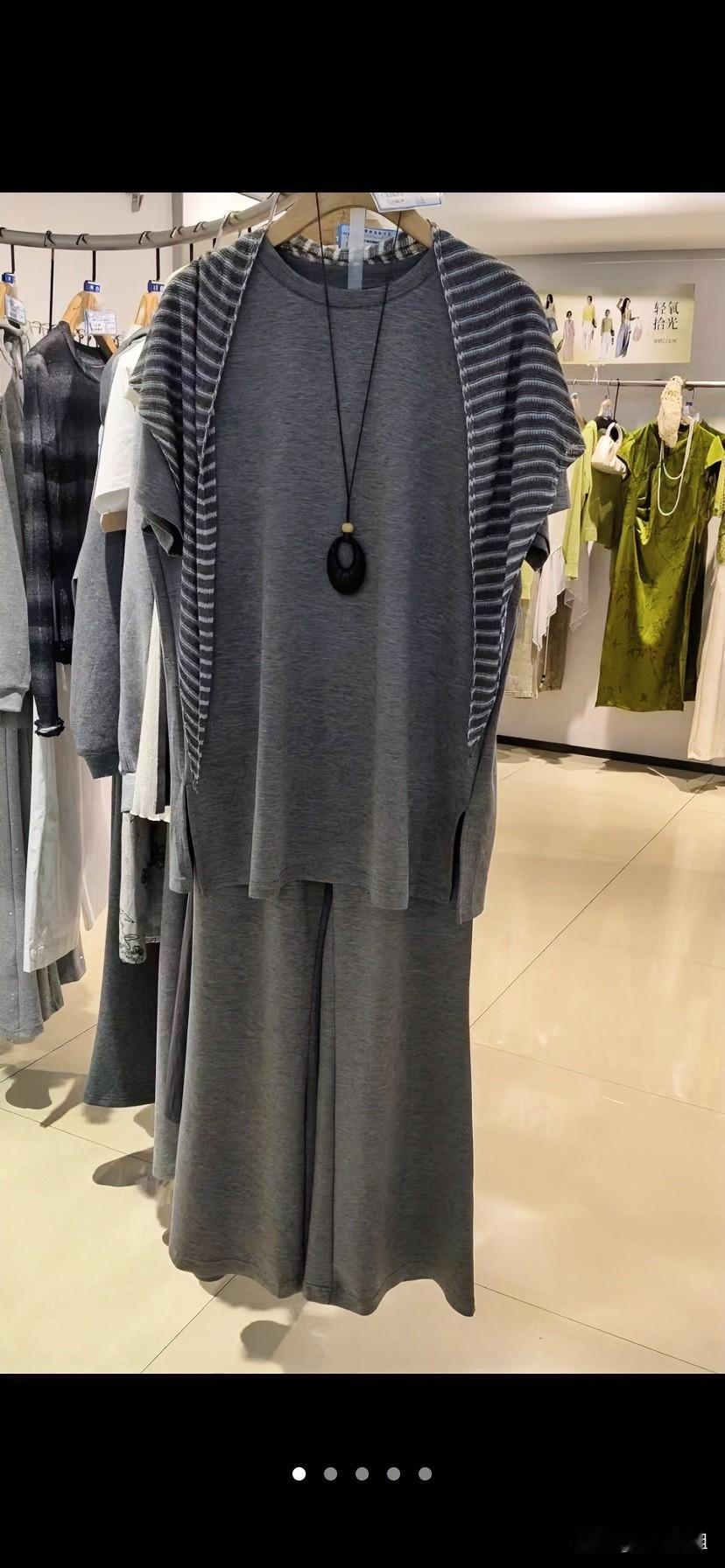 我看上一套衣服，大家看看怎么样！
是商场导购员发的图片！
我一眼就相中了！
我感