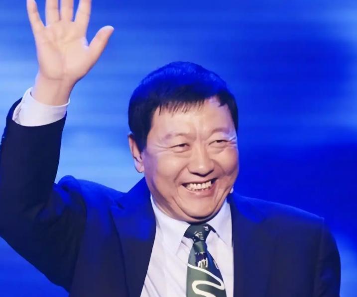 1999年，伊利把牛根生扫地出门。郑俊怀本以为拔掉了眼中钉，得意得很。可他万万没