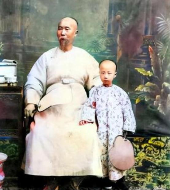 1901年，李鸿章死时，留给子孙10亿多元财产，没想到，52年后，他的孙子，43