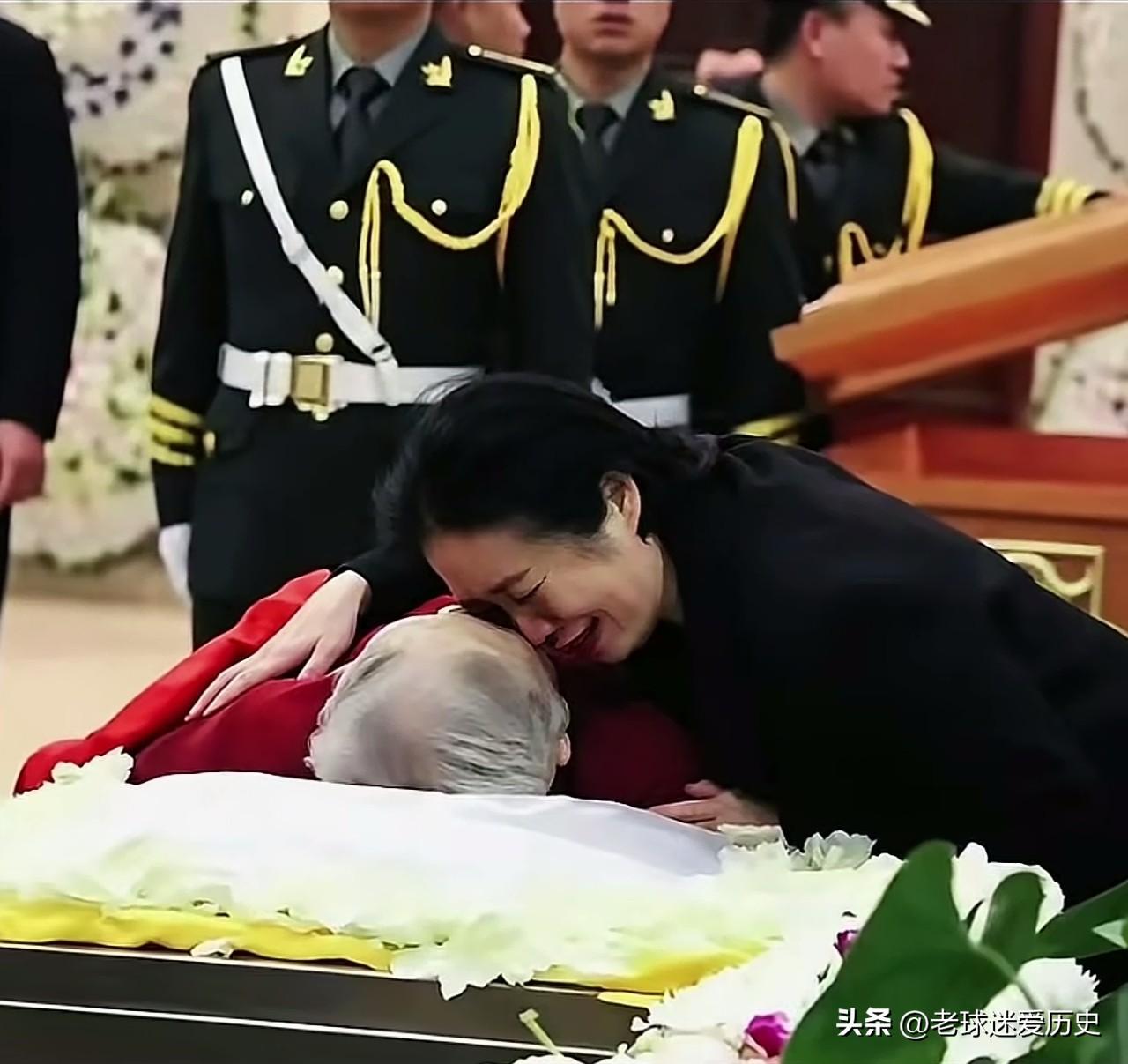 2017年3月15日，开国上将邓华夫人李玉芝的告别仪式肃穆举行，画面里，女儿邓英