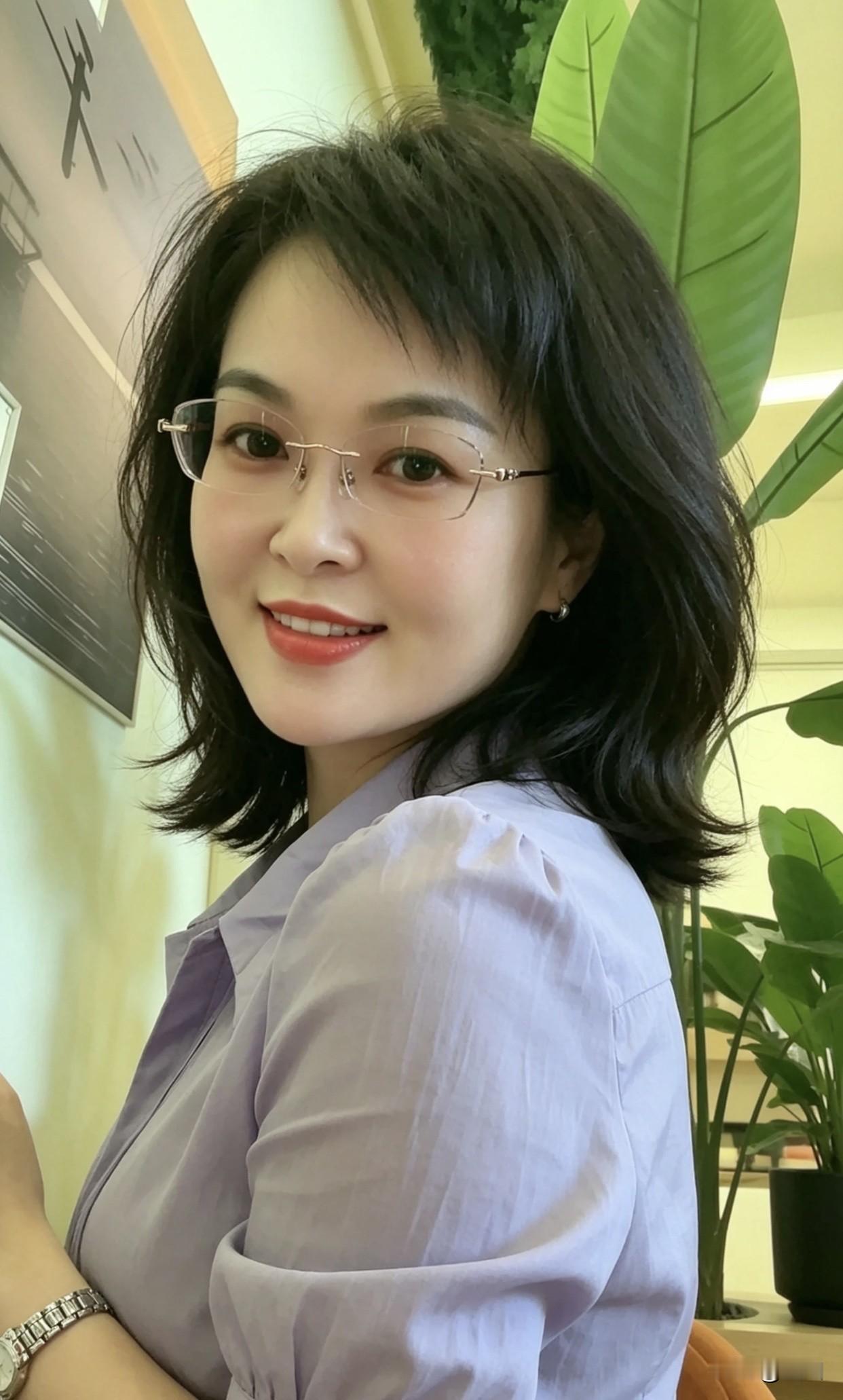 生活中，她们独立又自信。有自己的事业和社交圈，不会过度依赖男人。比如在处理家庭和