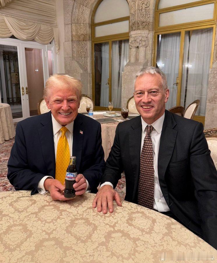 唐纳德·特朗普刚刚从可口可乐公司首席执行官手中收到第一瓶总统就职纪念版健怡可乐。