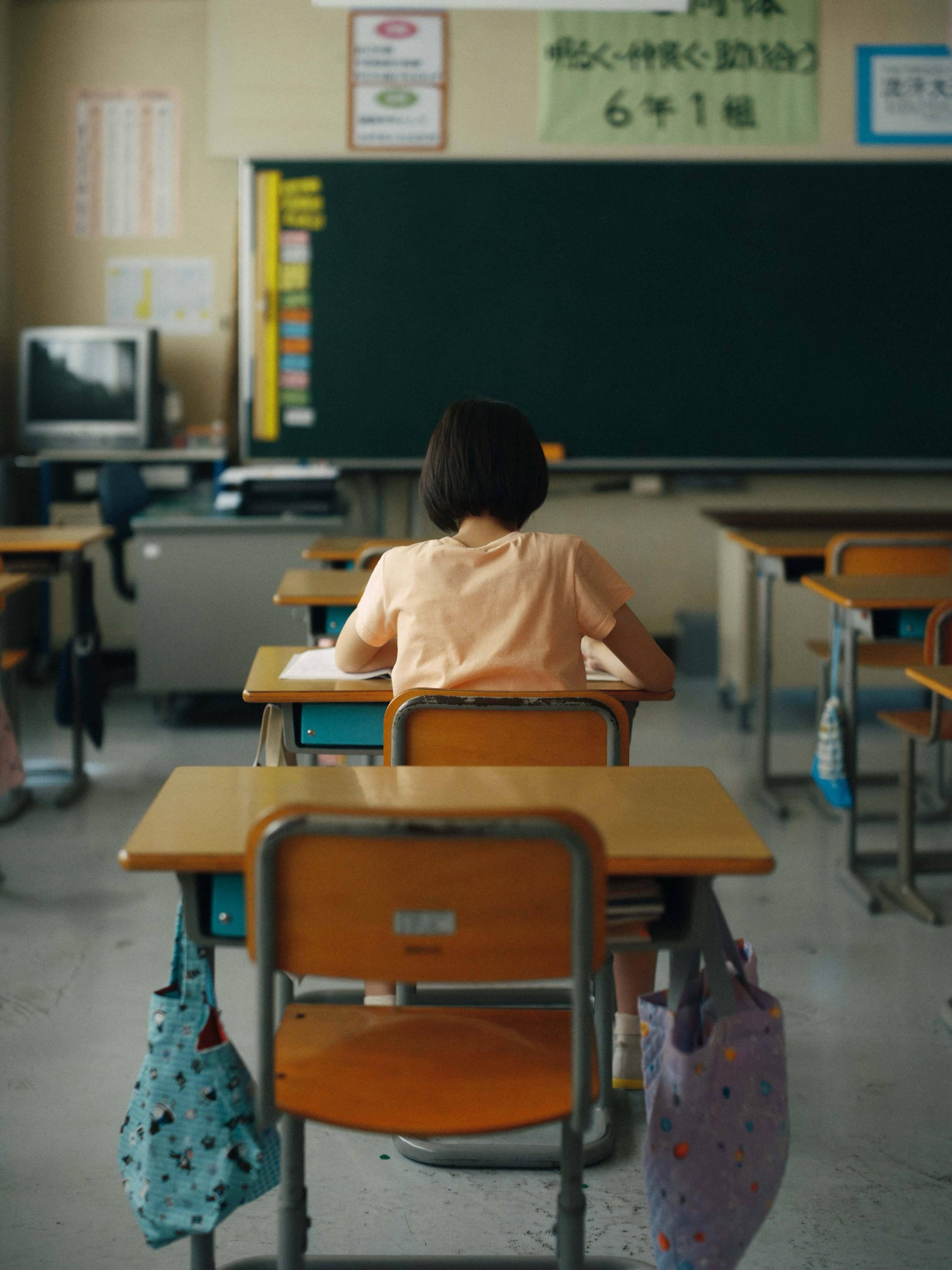 是枝裕和《蓦然回首》今天在日本院线正式上映，片方发布一组“人物背影”剧照。 
