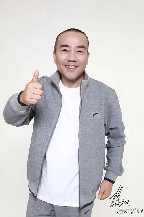 10月25日晚间，天津杨光相声社营业性演出过程中，一段演员杨议与台下观众发生争执