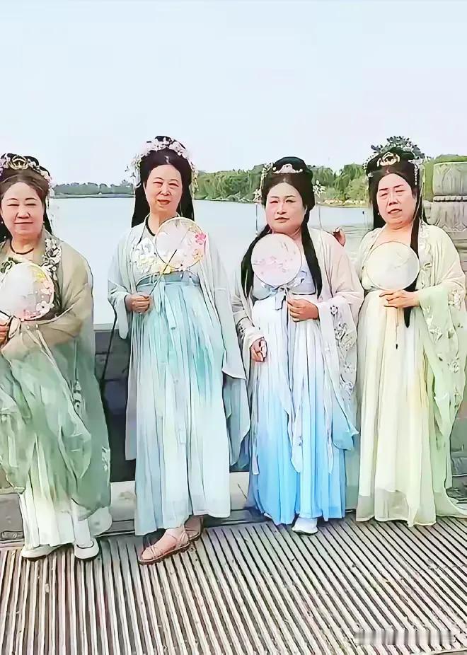 不明白老人的执着
邻里最近抖音刷的都是西湖汉服，也想去西湖拍穿汉服，体验白娘子，