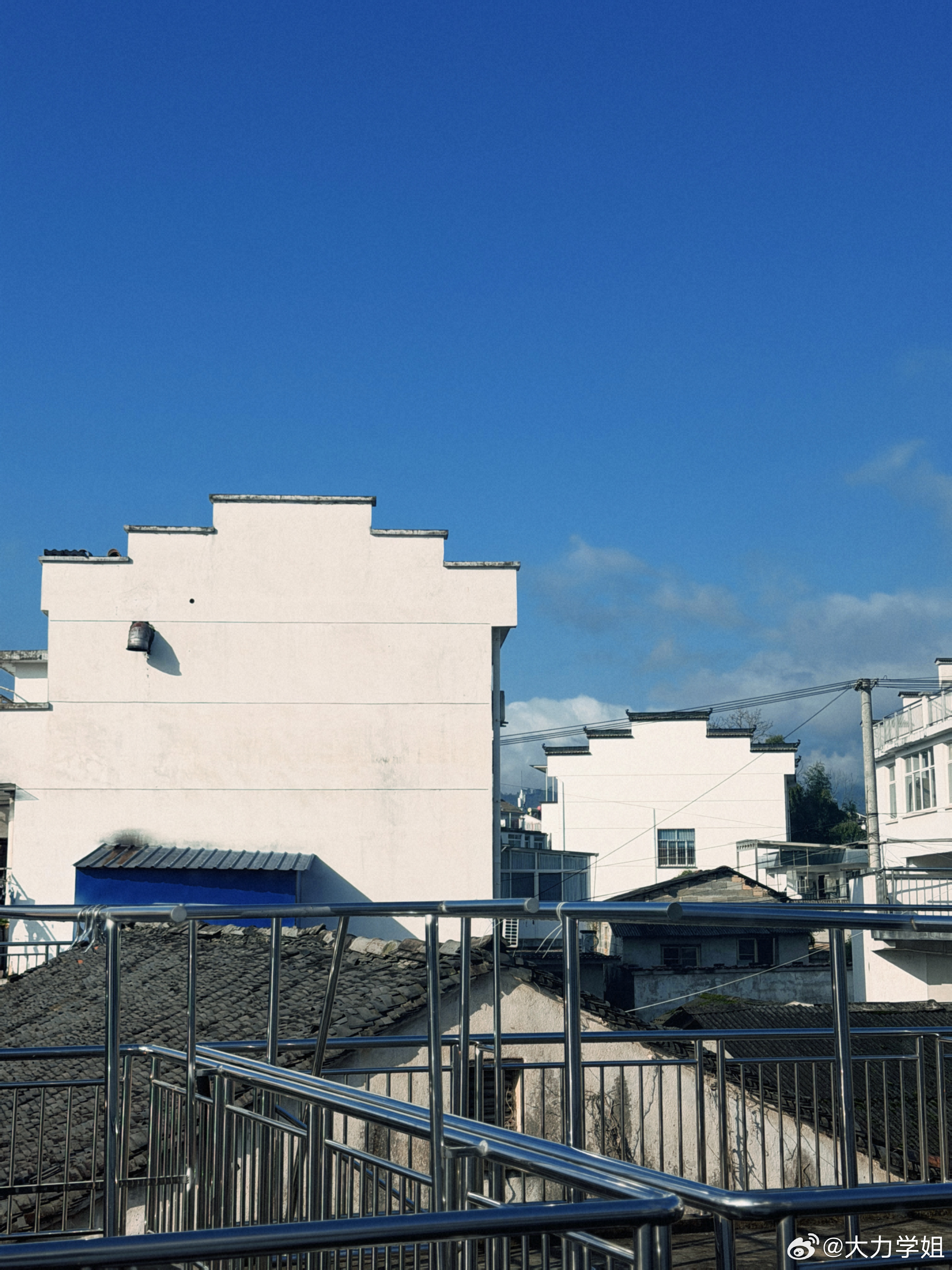 天晴啦~咱们徽派建筑就是给人一种宁静舒适的感觉 