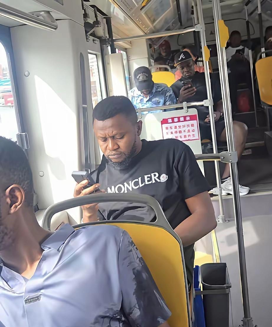 广州地铁口出来，一眼过去三辆婴儿车，推车的全是黑皮肤爸爸，旁边还跟着穿纱丽的印度