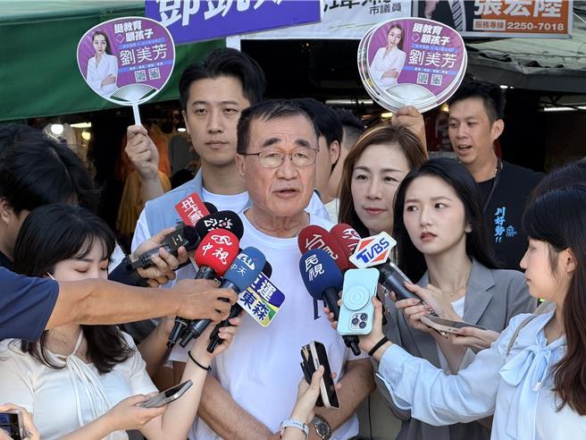 国民党新北市长参选人李四川日前出席新北市莺歌重阳敬老活动，在台上致词时，被苏贞昌