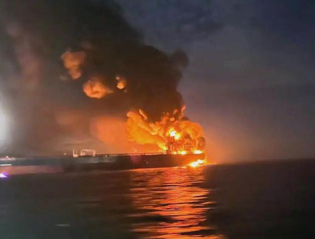 太突然！全世界都不敢相信，

土耳其的油轮竟然被袭击了，但奇怪的是地点并不在霍尔