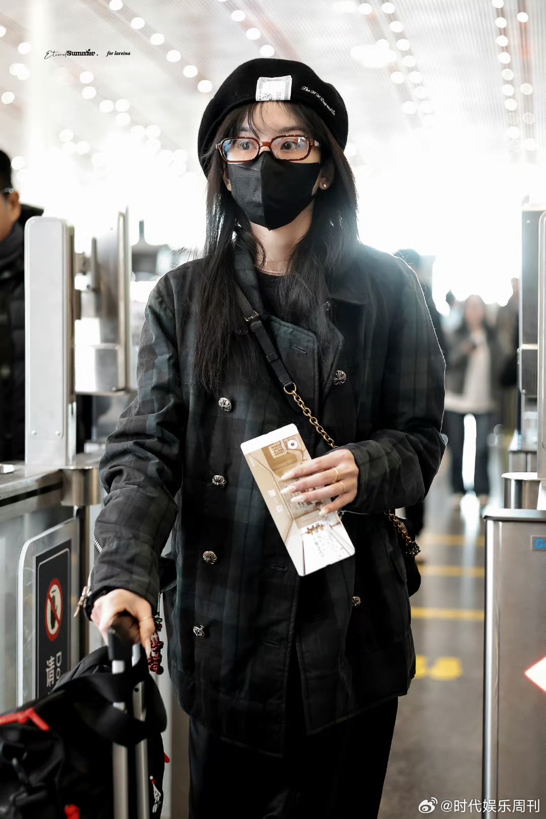 宋祖儿剪了刘海宋祖儿顶着萌萌的刘海开工了软萌刘海+精致穿搭，宋祖儿开工状态绝了，