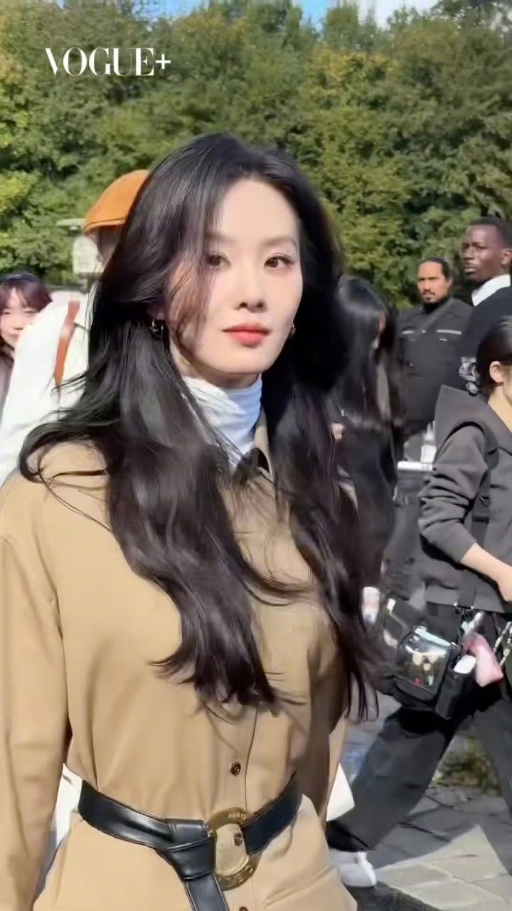 今年去时装周看秀的85花只有刘诗诗、唐嫣。如今，两人秀场的live图都出炉了，来