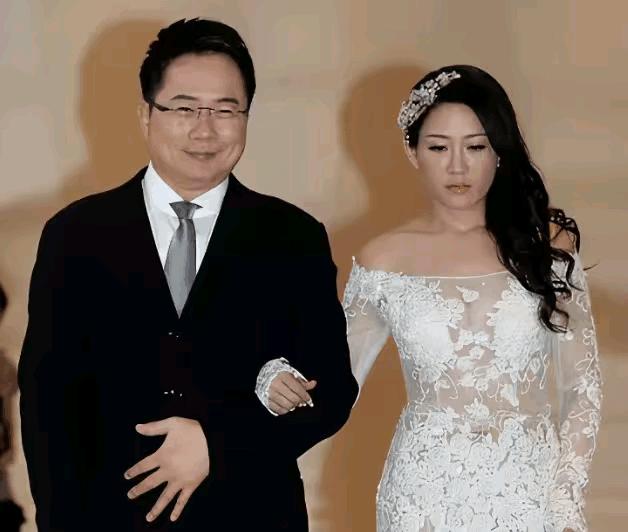 这就是蔡正元的妻子洪菱霙！

她曾是蔡正元的特助，早年做过空姐，今年53岁，比蔡