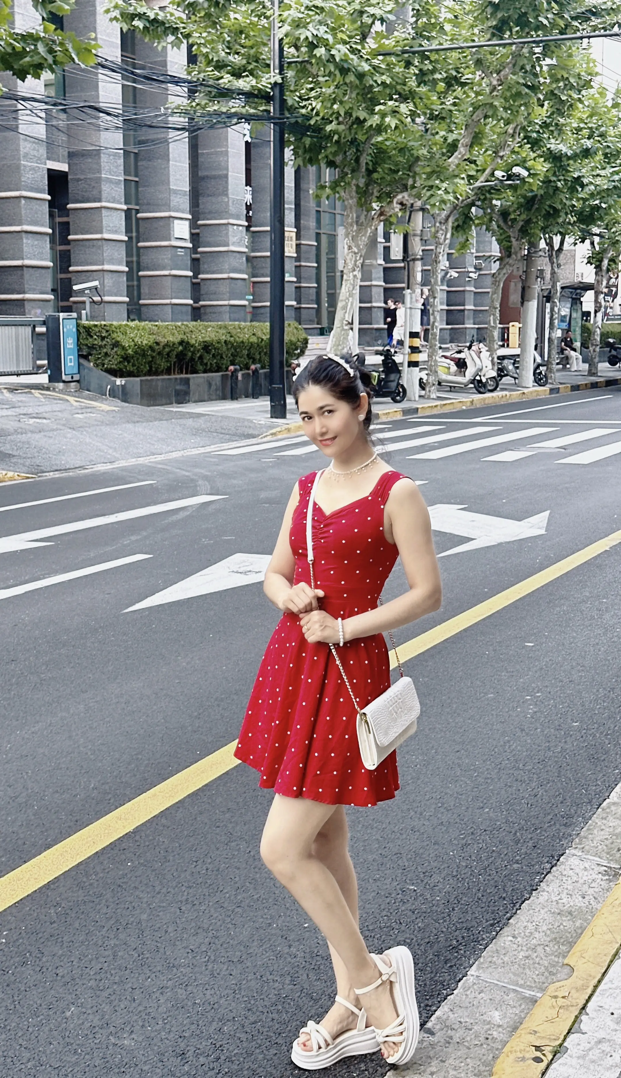 夏日漫步街头 漂亮的红裙 夏日街拍ootd