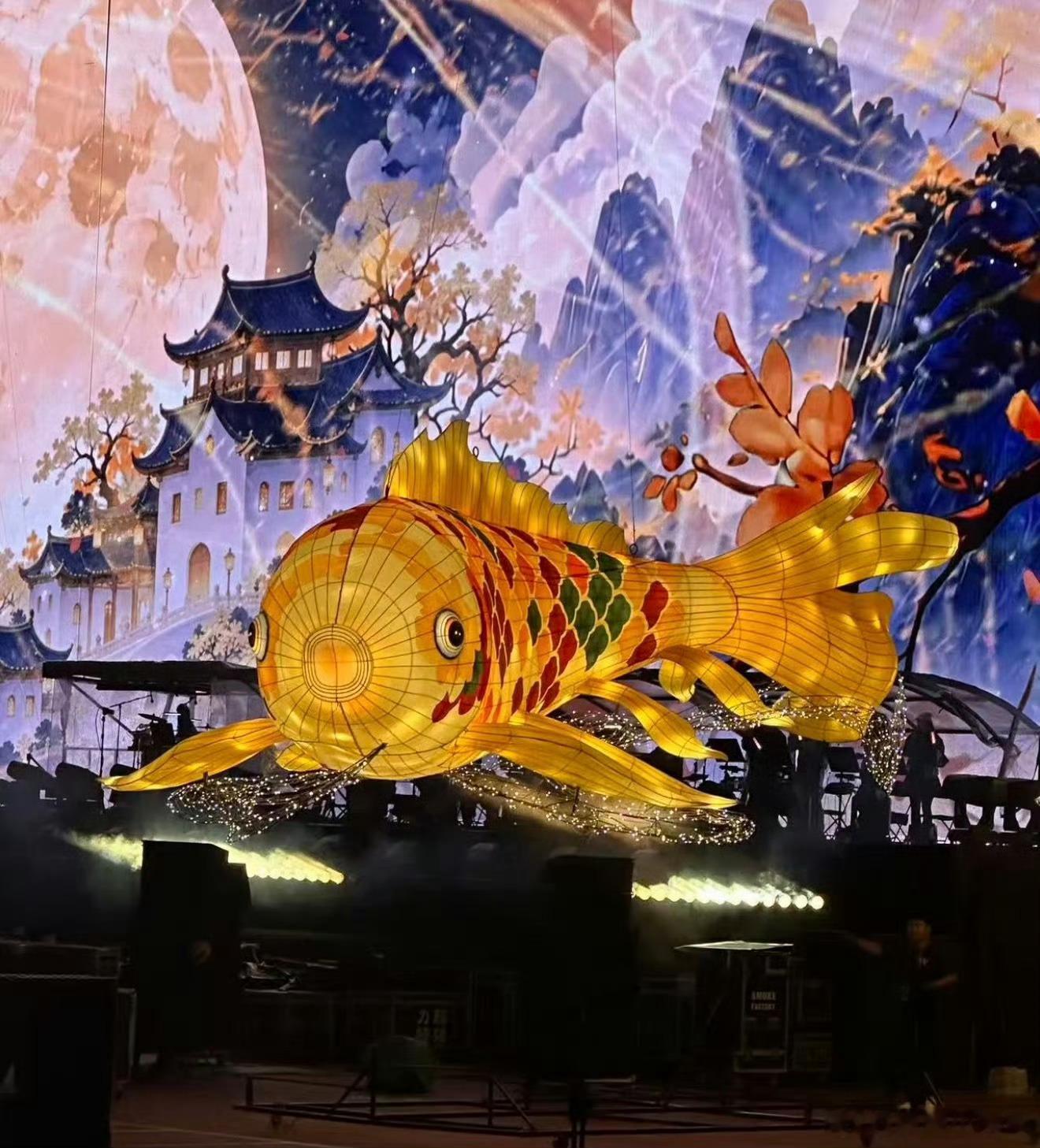 周深鸟巢上空突然游来6条鲤鱼 现场观众亲眼见证绝美画面，六条鲤鱼穿梭在鸟巢上空，