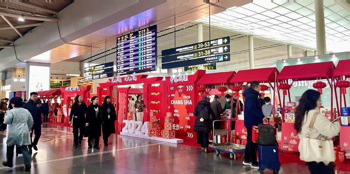 机场里的年味藏不住了  奔赴的意义，是家的方向。光影流转间，温暖了每一颗归家的心