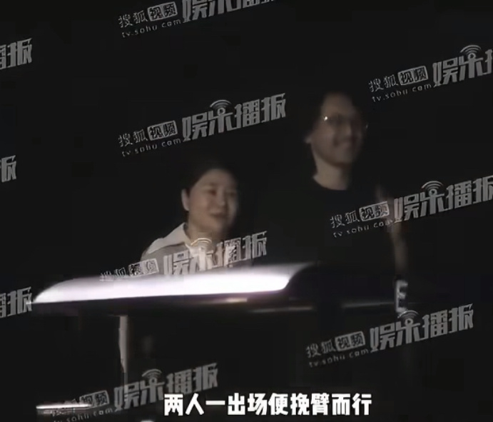 疑似杨天真恋情疑似杨天真恋情曝光，夜晚散步看上去好浪漫呀杨天真的婚恋观