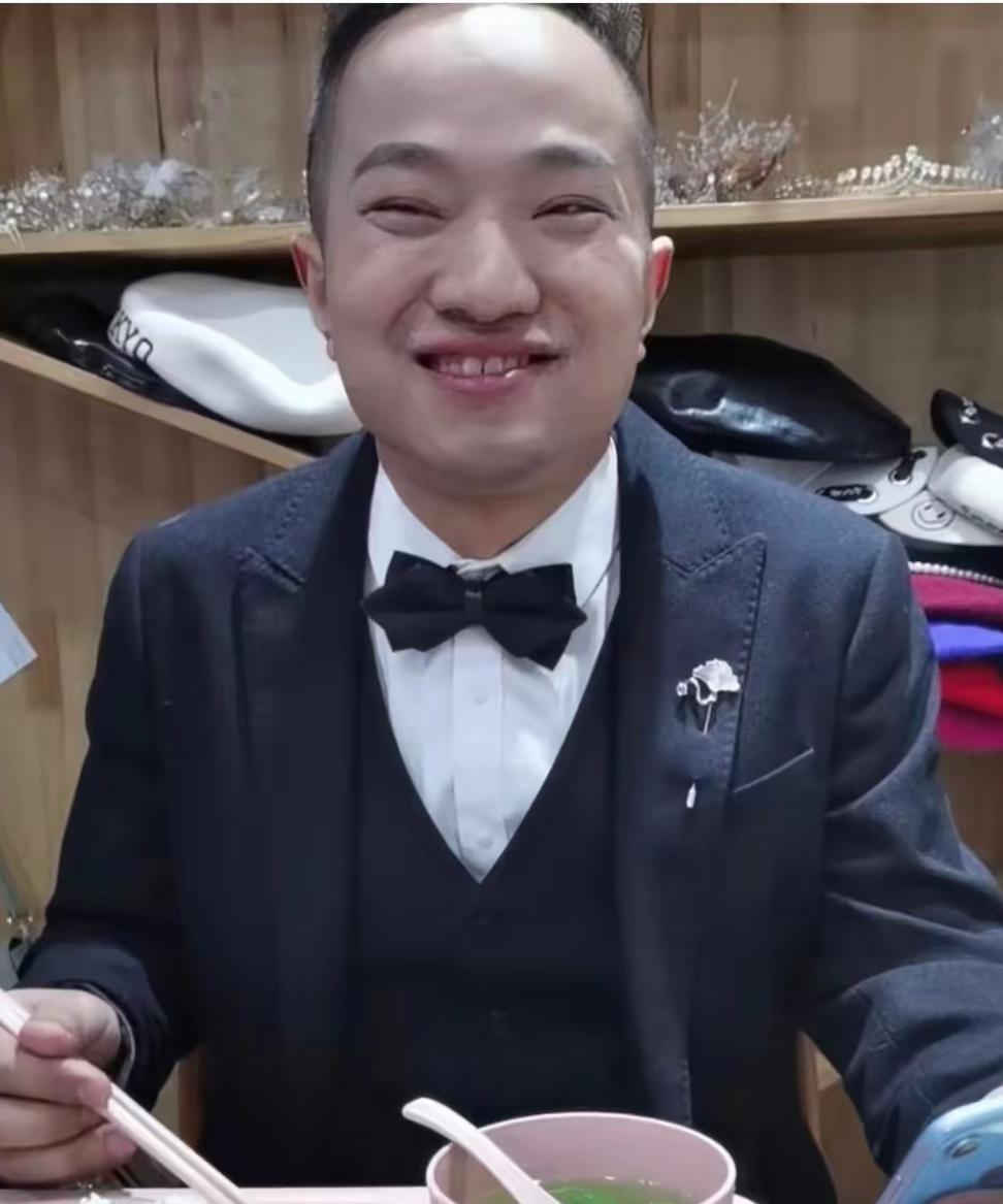 有人说，富贵花帮孙宇晨修一个小时的指甲，是在做心理建设。

为何要做心理建设？自