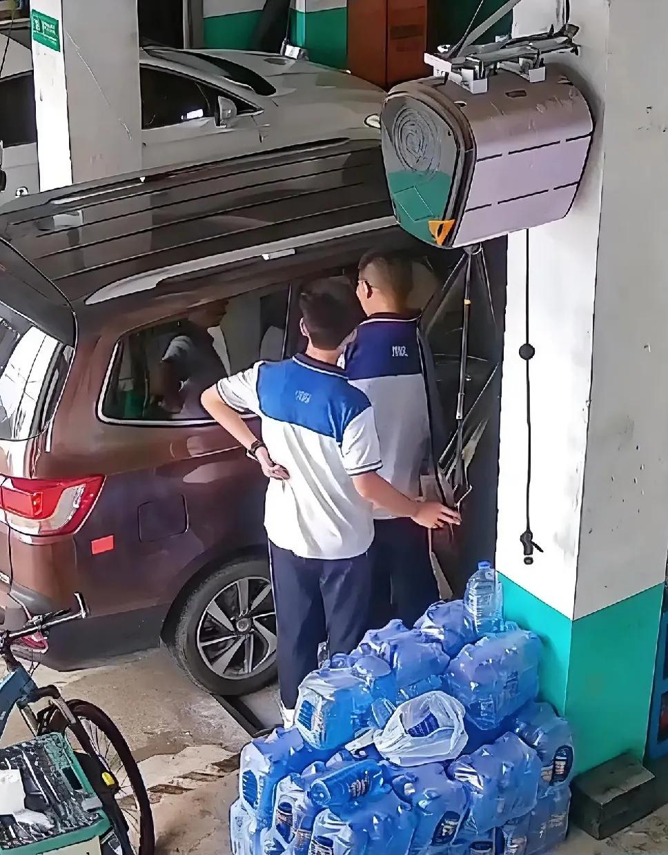 午后突降大雨，一女生在路边树下避雨，被旁边汽修店老板招呼进店，并给了她一把伞去上
