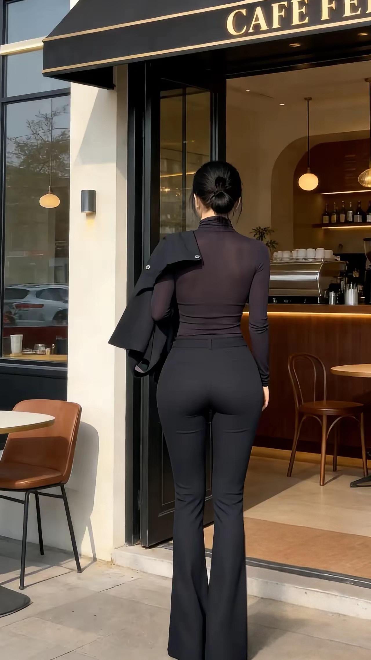 咖啡店门前站一美女，咖啡好看不好卖。