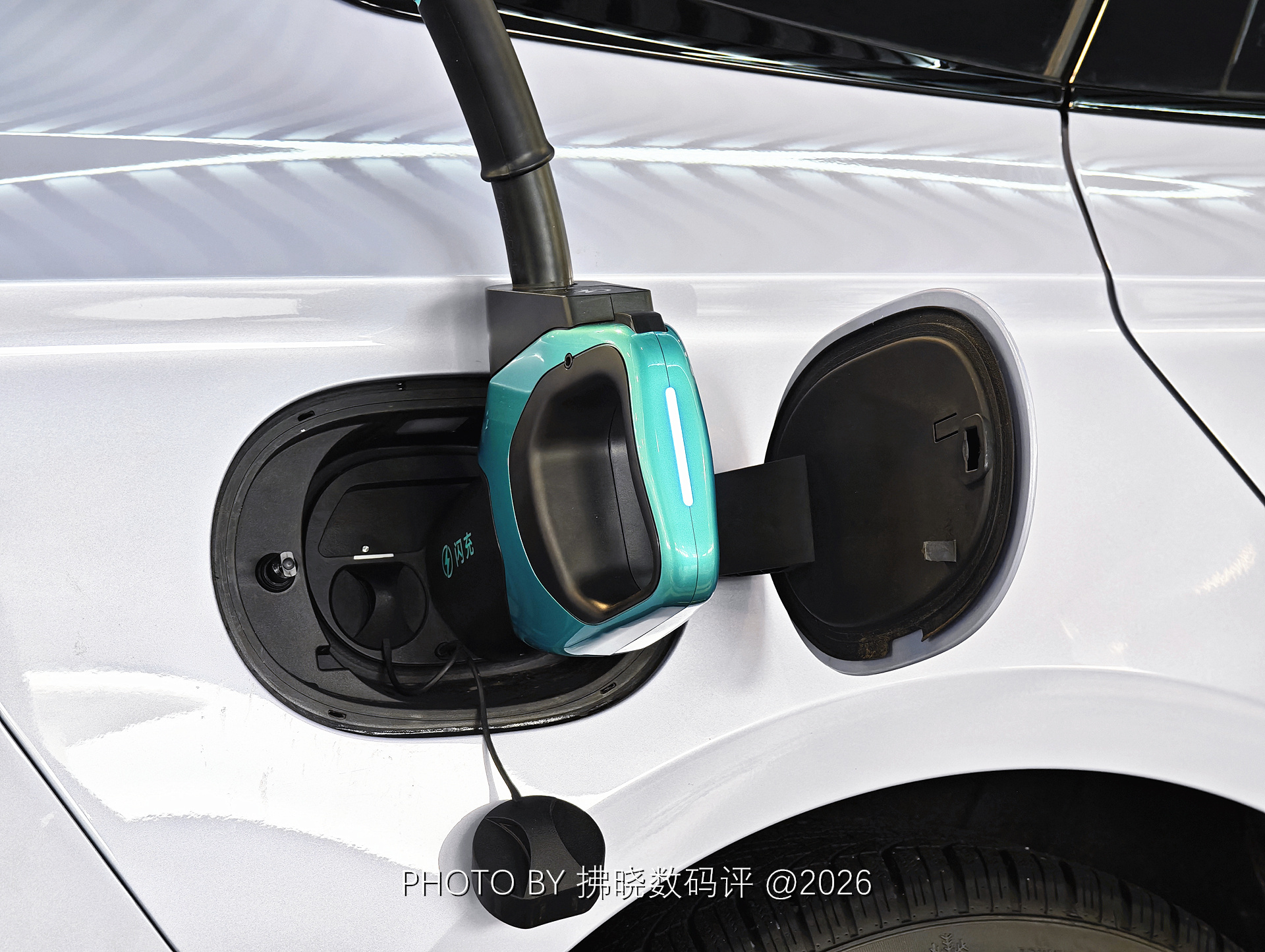 看比亚迪如何做到“闪充与长寿命兼得”！不久前，比亚迪第二代刀片电池与闪充技术的发