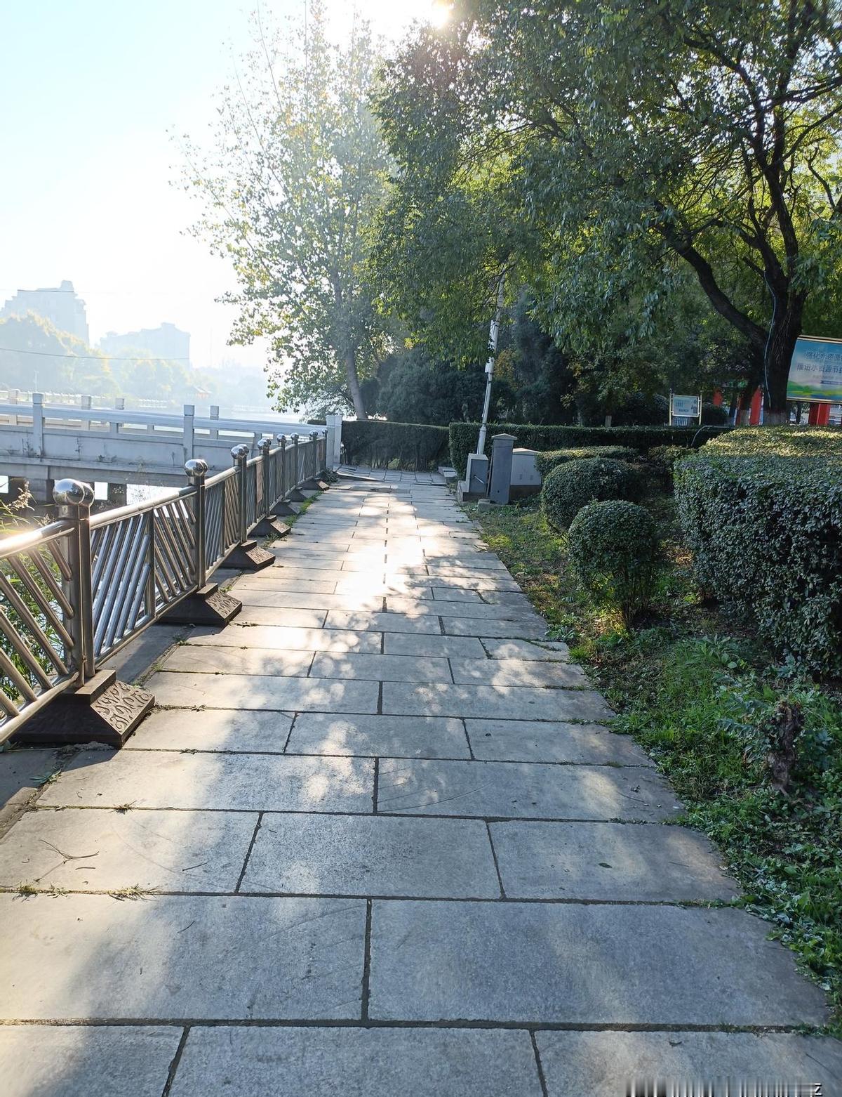 2705天，2901万步，他没喊过累，只是每天天没亮就出门了。
不是为了打卡，是