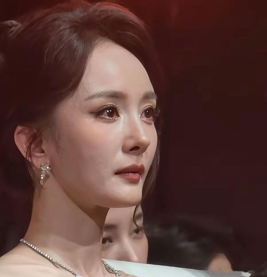 真的觉得杨幂快要碎了。论国民热度、商业价值、爆款作品，她可以说是样样不缺，手握无