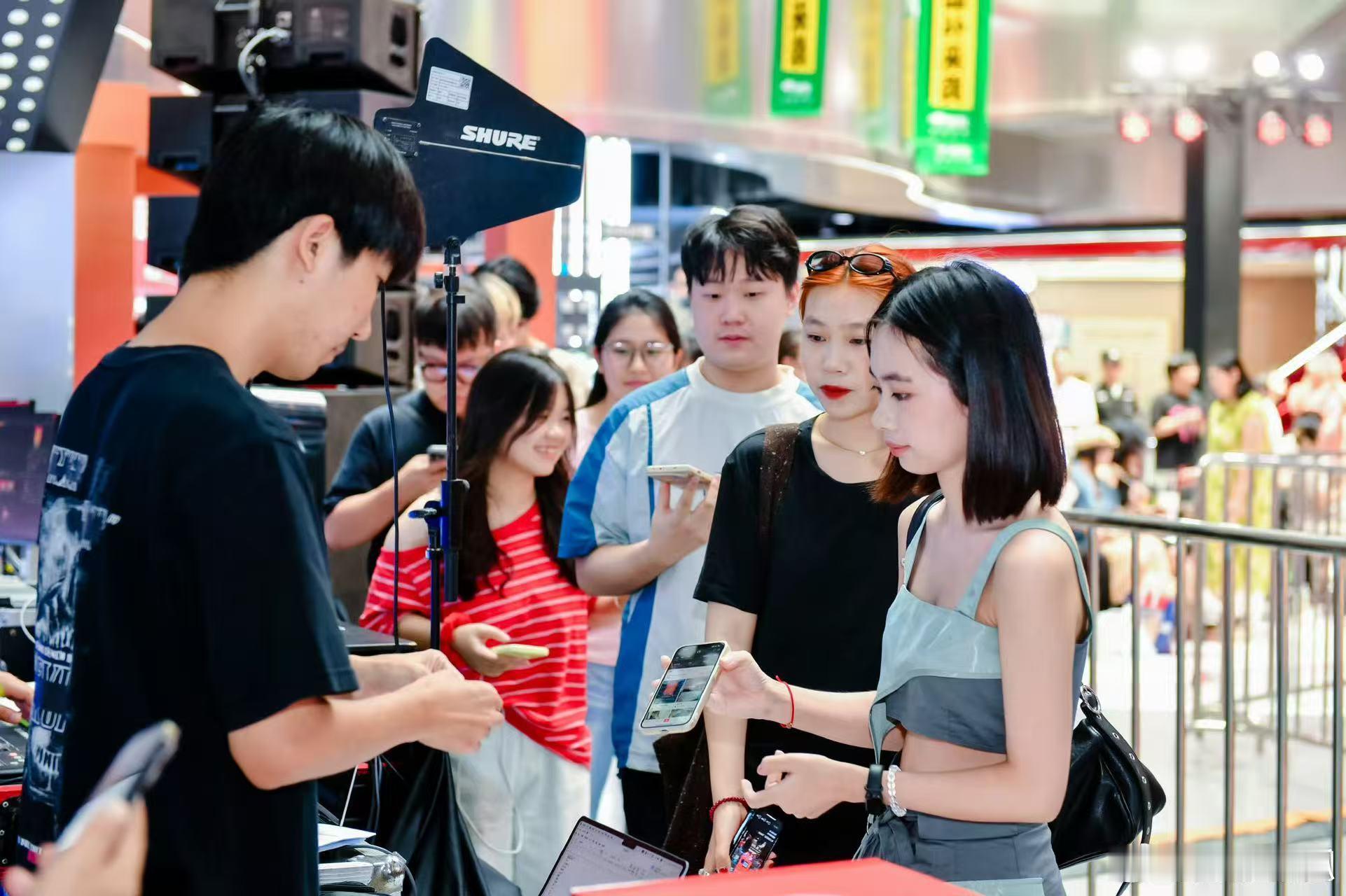 在长沙看明星演出就和呼吸一样简单在长沙根本不用特意追行程！可能下一秒就在解放西的