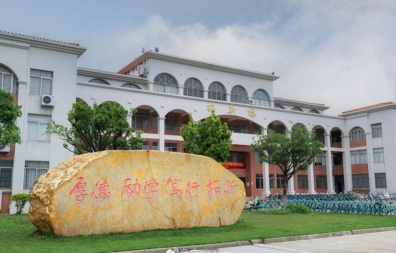 岁月悠悠，桃李芬芳。
四十二载，书写辉煌。
厚德为基铸辉煌，励学勤耕谱华章。
笃