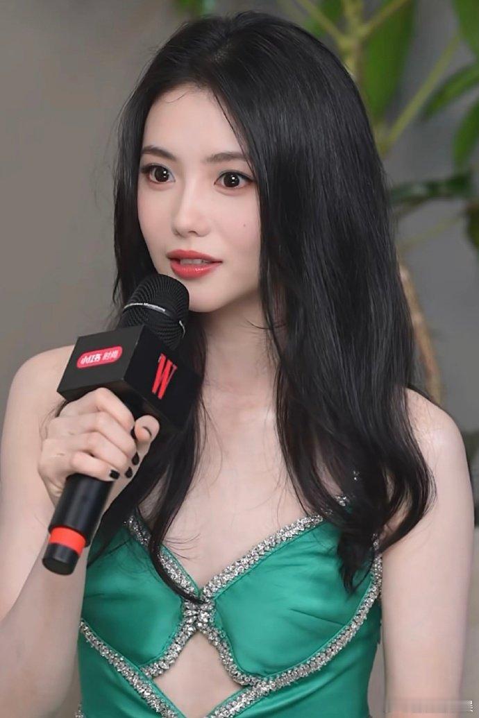 刘浩存绿色精灵刘浩存今天一袭绿色镂空吊带裙出席活动，这个是真的很美。刘浩存绿色镂