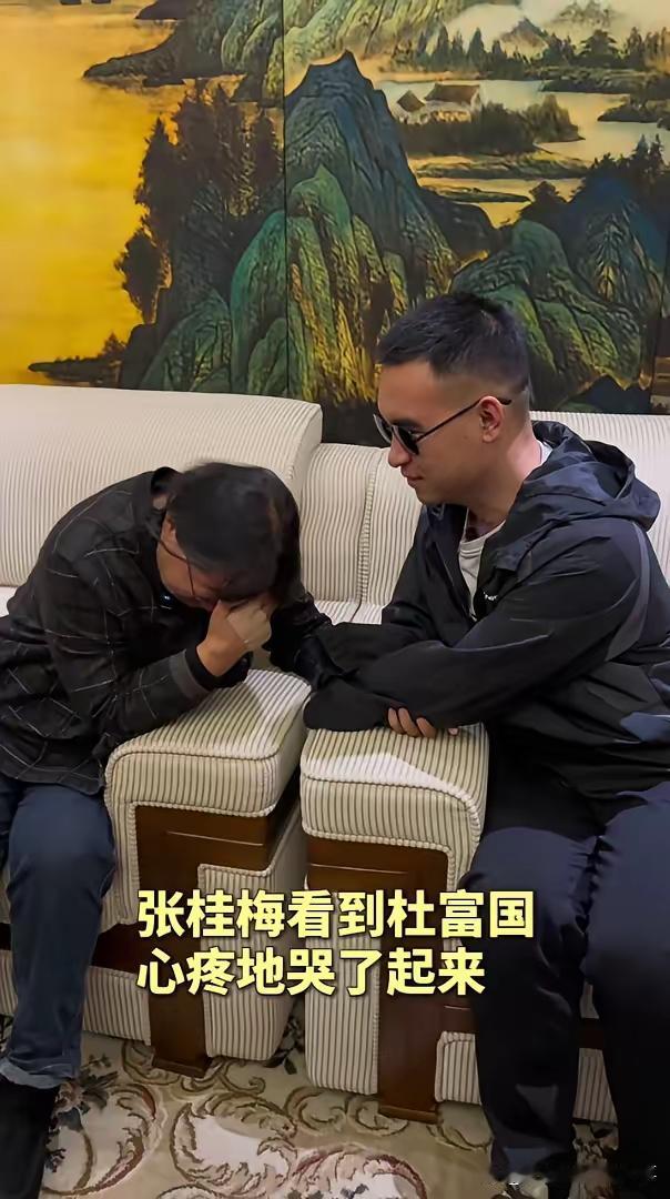 张桂梅老师哭了。就在昨天下午，两位来自云南的时代楷模见面时发生了感人的一幕。
当