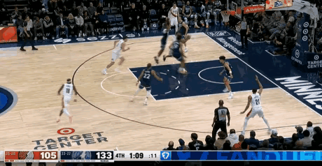 杨瀚森垃圾时间霸气双手扣篮得手，小杨终于得分啦！看开拓者的比赛就是一种折磨，每次