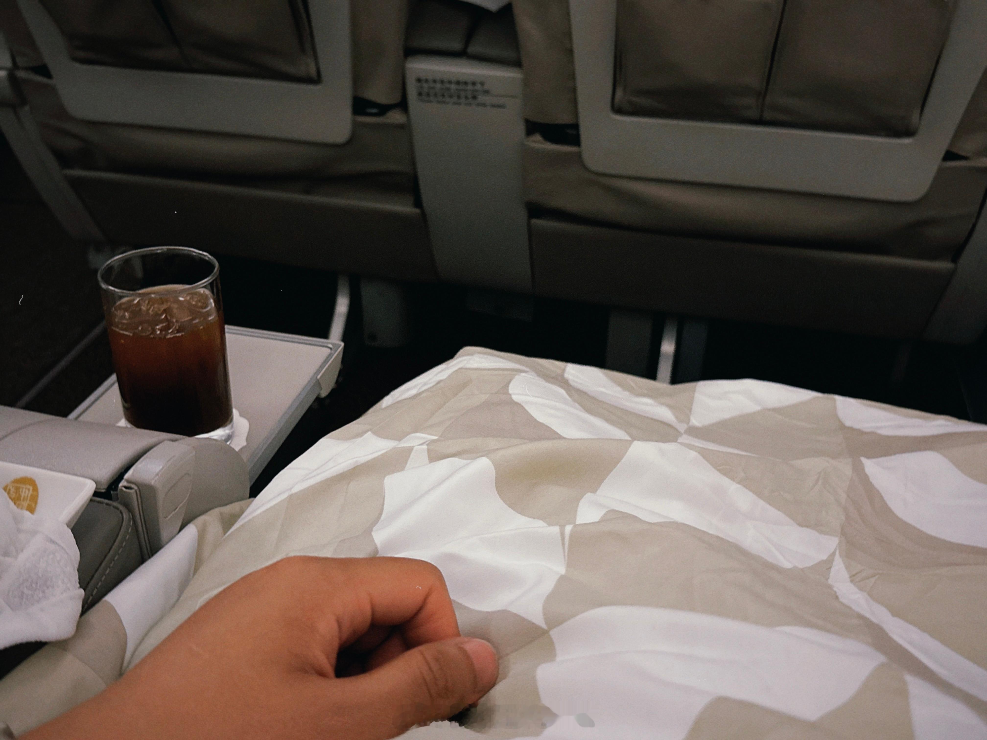 喝杯咖啡准备睡觉💤落地还要从浦东机场开车回家 