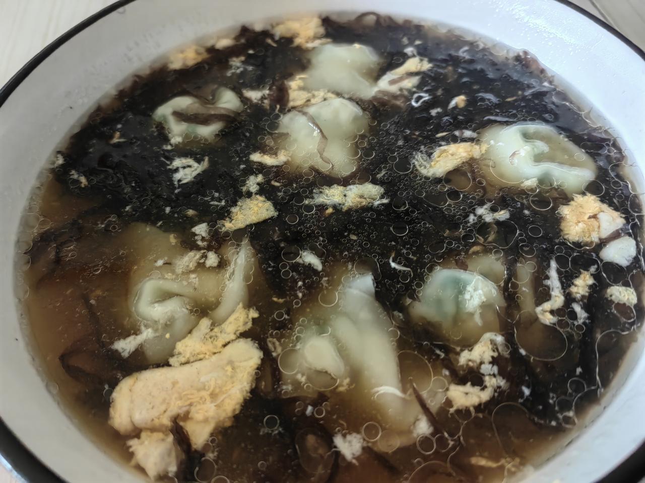 昨晚酒多，睡得沉。
​早起和太座下楼一起走了三公里多，天阴有风，适合运动。
​太