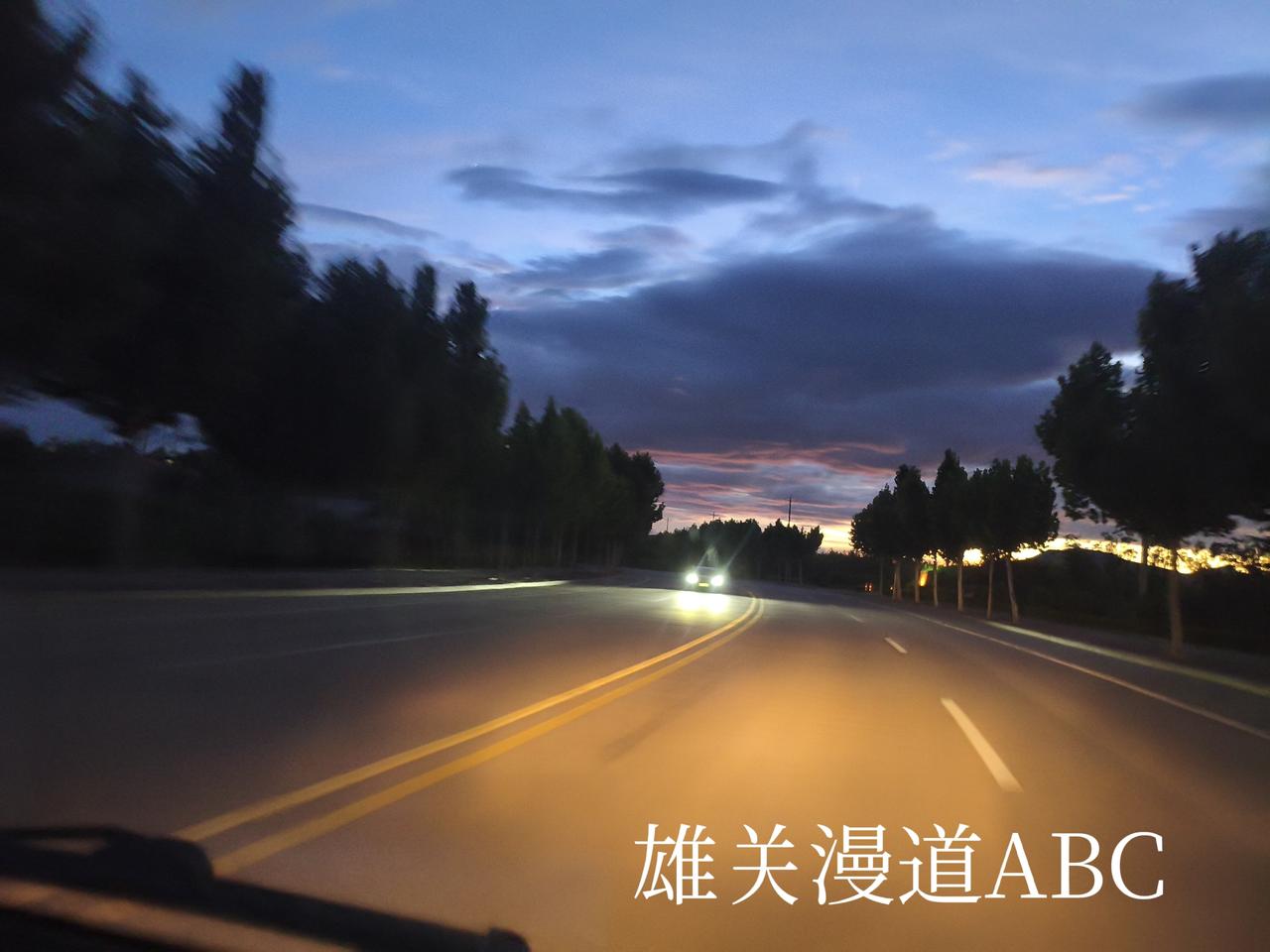 这是7月12日傍晚7点半开车途中拍摄的夕阳西下后的天空！
头条首发