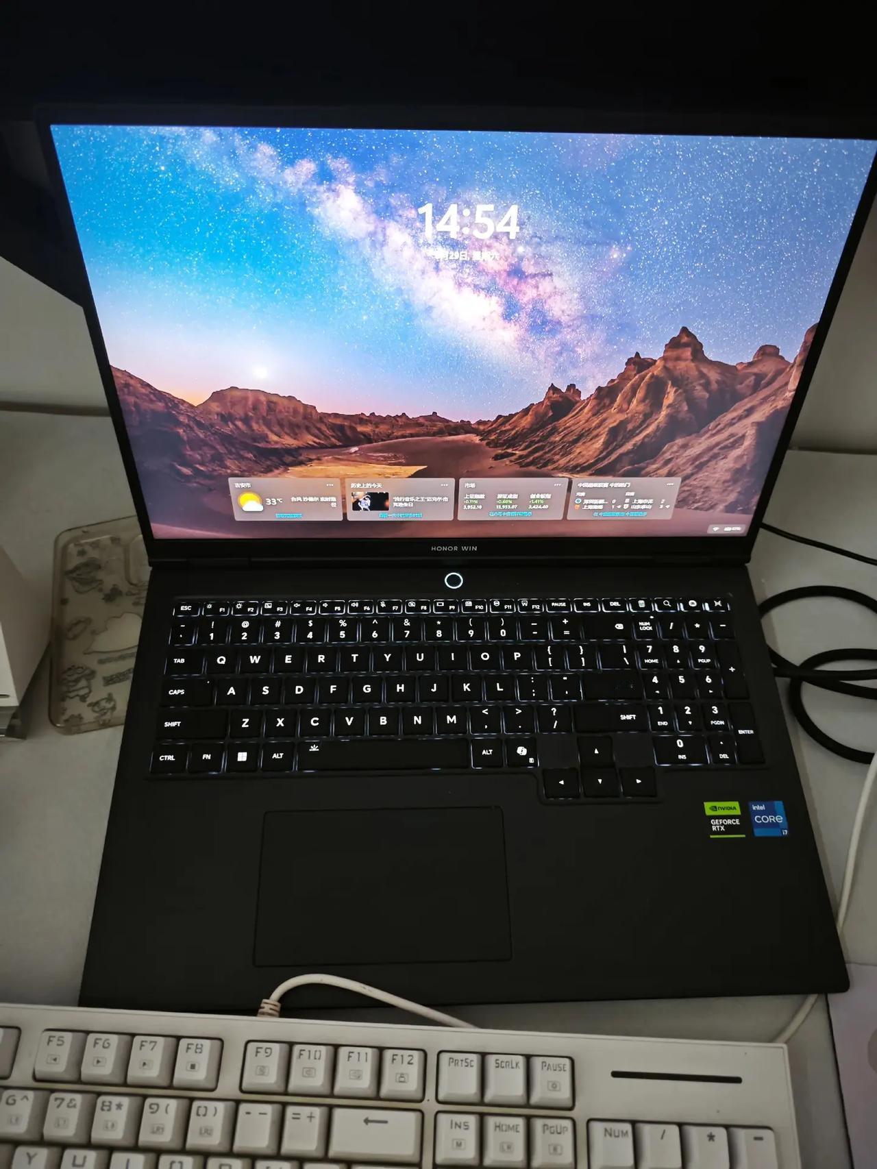 荣耀WIN游戏本H7一个礼拜体验简单评价。外观：就很游戏本的风格，厚厚的外观，大