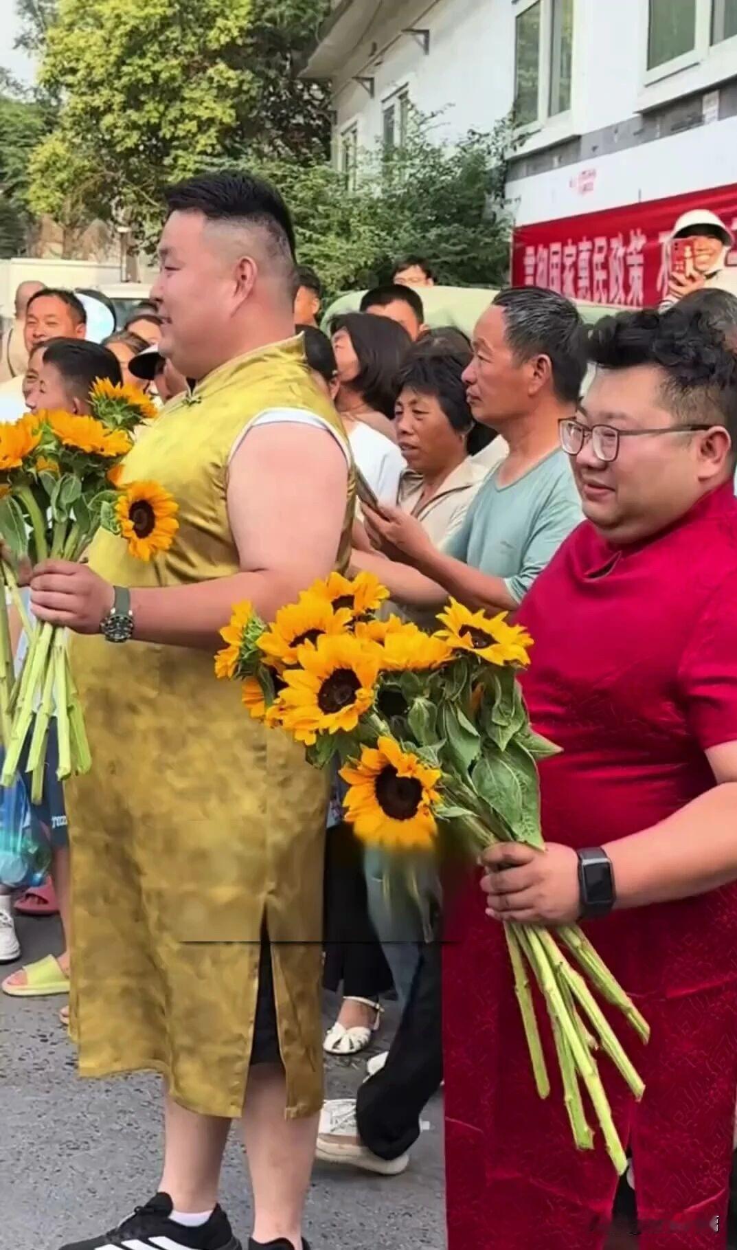 一年一度男人穿旗袍大赛结束了，每年都有层出不穷的选手，借着孩子高考的机会，出来丢